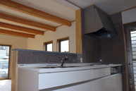 キッチン周りには、天然石のカウンターと天然石の石を張ったキッチンパネルを使用しない仕上がりになっております。